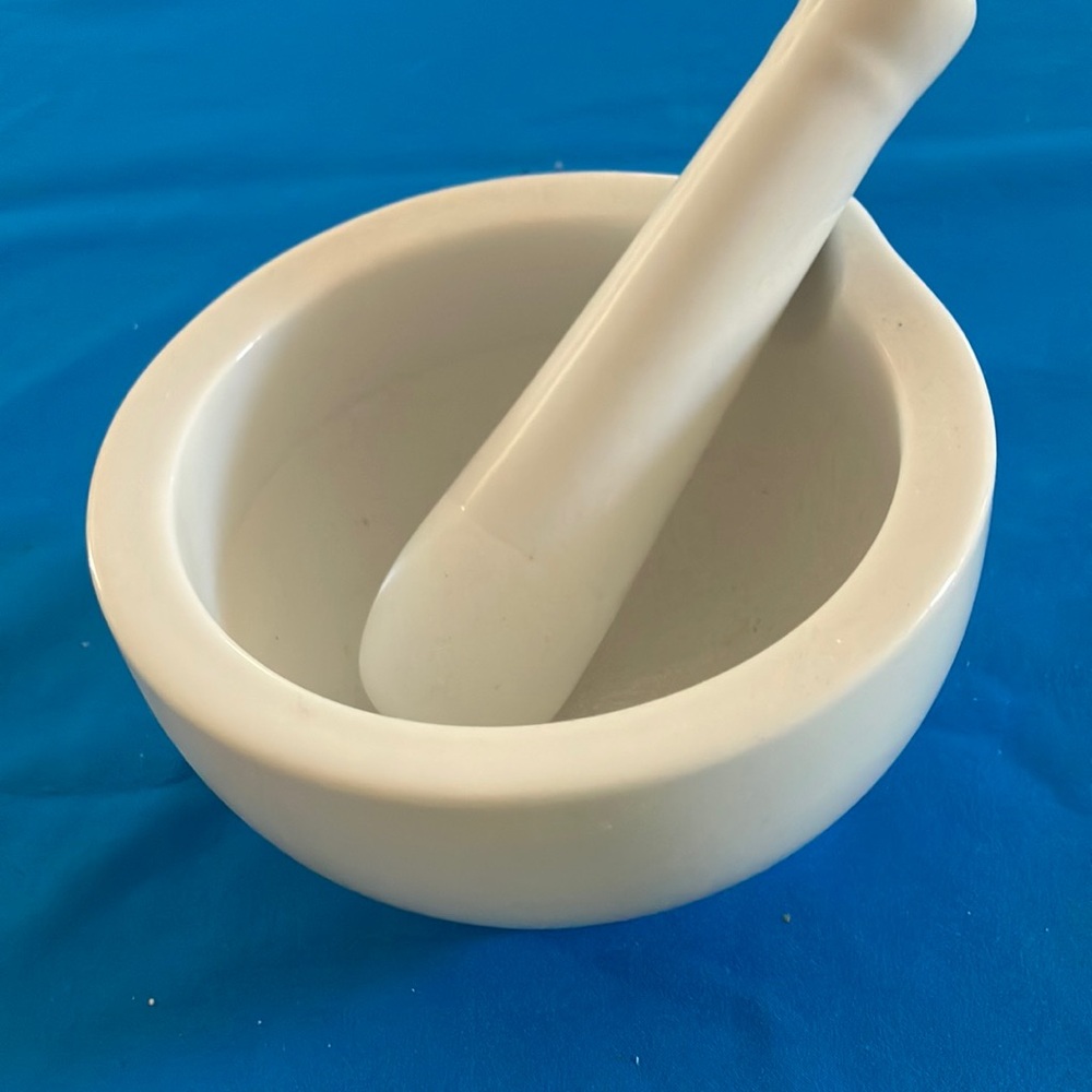 FINAL MARKDOWN White Mortar and Pestle Set